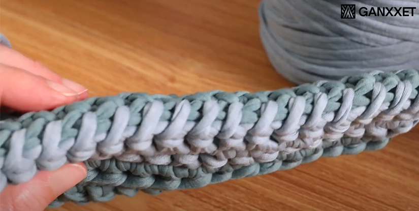 whip stitch crochet - step 1